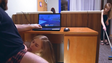 Сосет под столом играющему в Майнкрафт брату с матерью в одной спальне